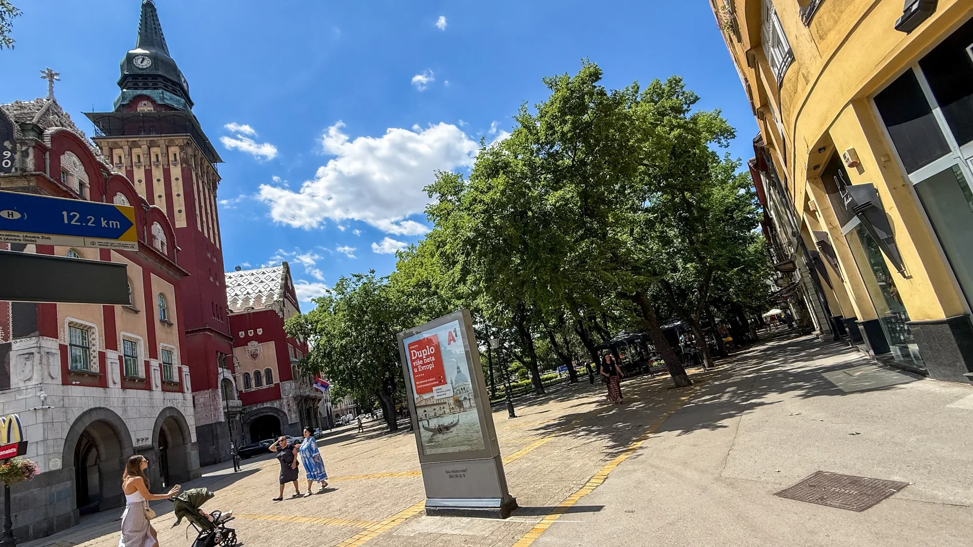 Trg Republike, centar grada — Strana B