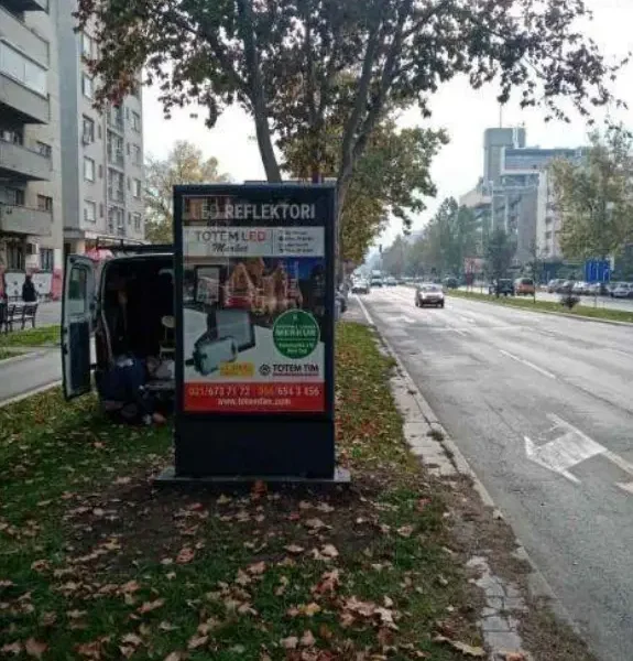 Bulevar Oslobođenja 111, preko puta cafe “PUB”