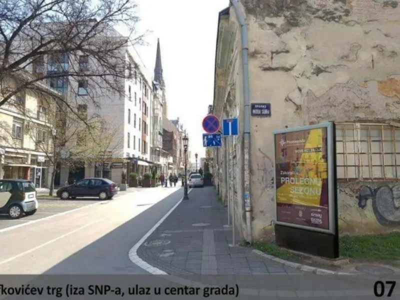 Trifkovicev trg – iza SNP-a,ulaz u centar grada